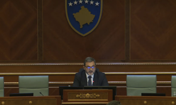 Gola i vetëm në Kuvend: S’është fer të tërhiqen paralele mes Vetëvendosjes dhe Listës Serbe