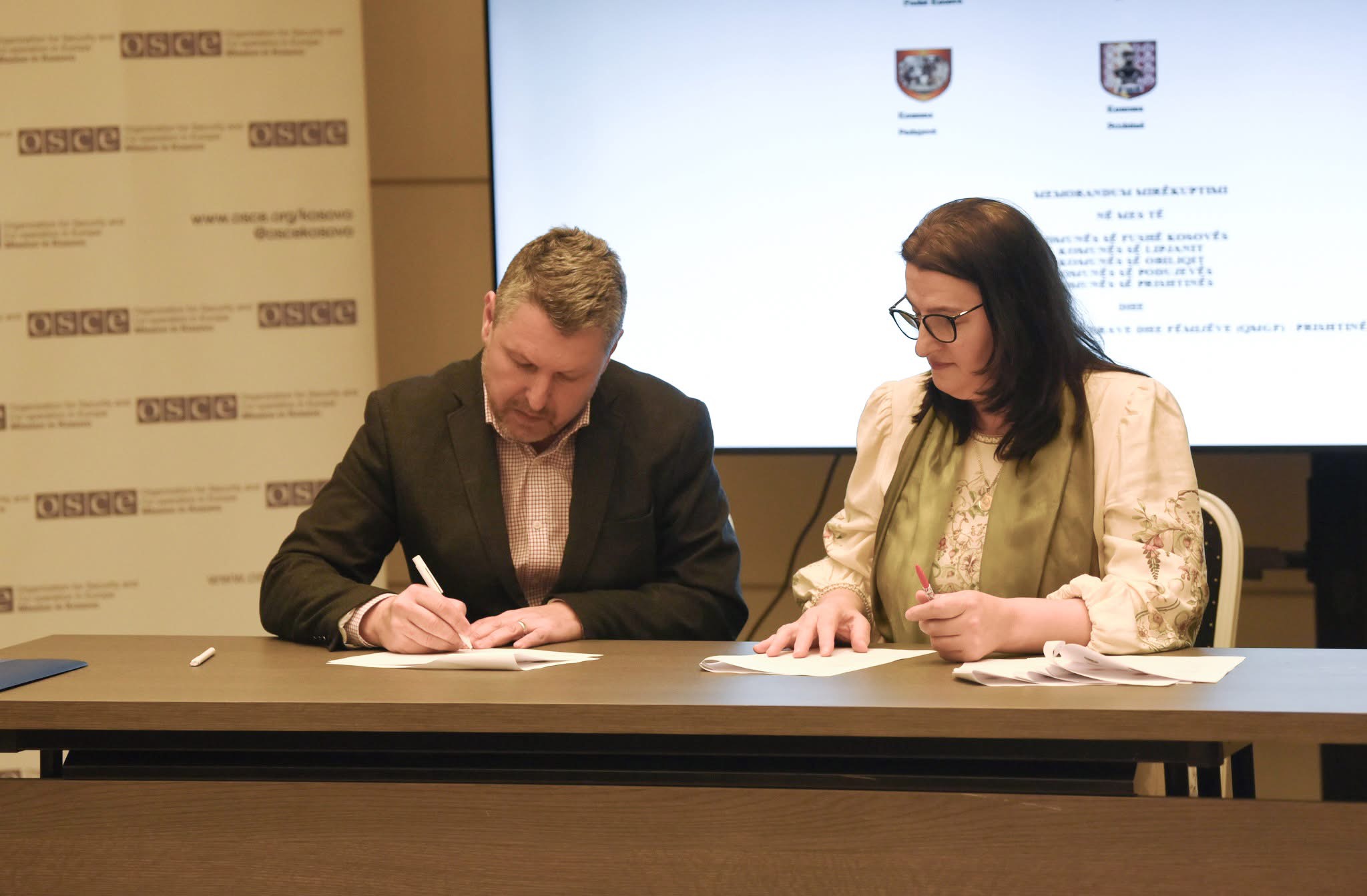 Podujevë: Komuna nënshkruan memorandum bashkëpunimi me Qendrën për Mbrojtjen e Grave dhe Fëmijëve