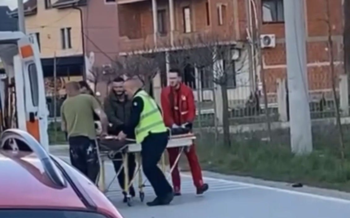 Aksident i rëndë në Podujevë – dy të rinj në gjendje kritike, dyshohet për përplasje makinë-motoçikletë