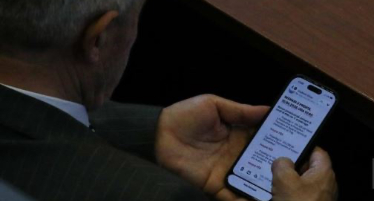 “Votojmë për, votojmë për”, kapen mesazhet e deputetit të VV-së në Kuvend