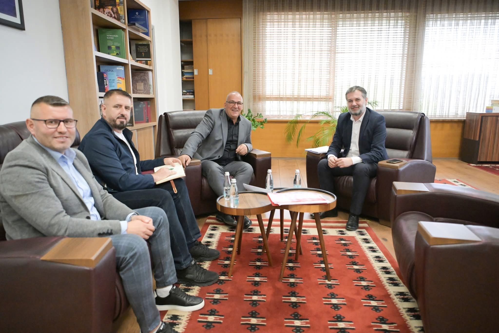 Bulliqi takon ministrin Çeku, fokus projekteve arsimore në Podujevë