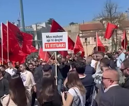 Me flamuj kuq e zi, studentët shqiptarë protestojnë në Maqedoninë e Veriut për gjuhën shqipe
