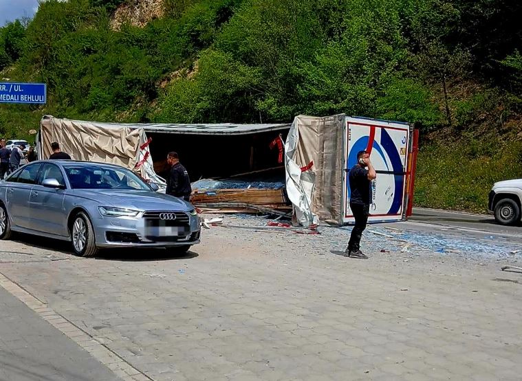 Dy të lënduar nga përplasja mes dy kamionëve në rrugën Gjilan-Kamenicë