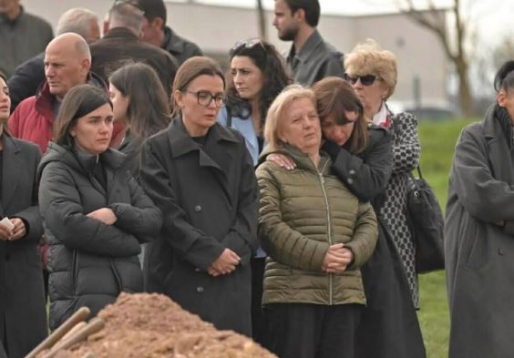 Lot e dhimbje, Albulena Haxhiu ndan pamjet nga varrimi i babait