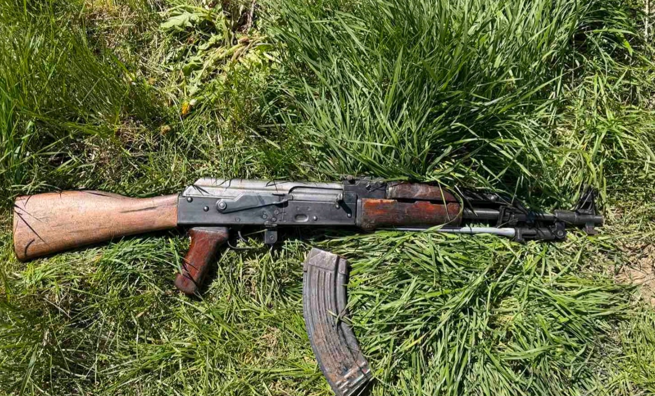 Arrestohen tre persona për grabitje në Ferizaj, konfiskohet një armë automatike