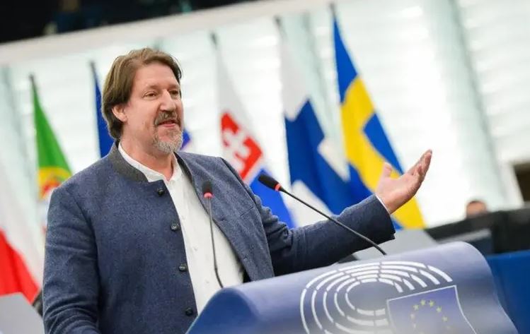 Eurodeputeti austriak: Kosova do të ishte ndër liderët për anëtarësim në BE, por po bllokohet politikisht