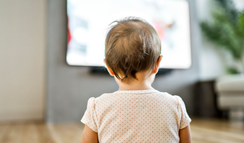 Shqetësuese: Më shumë se dy të tretat e fëmijëve nën dy vjeç rrinë para ekraneve