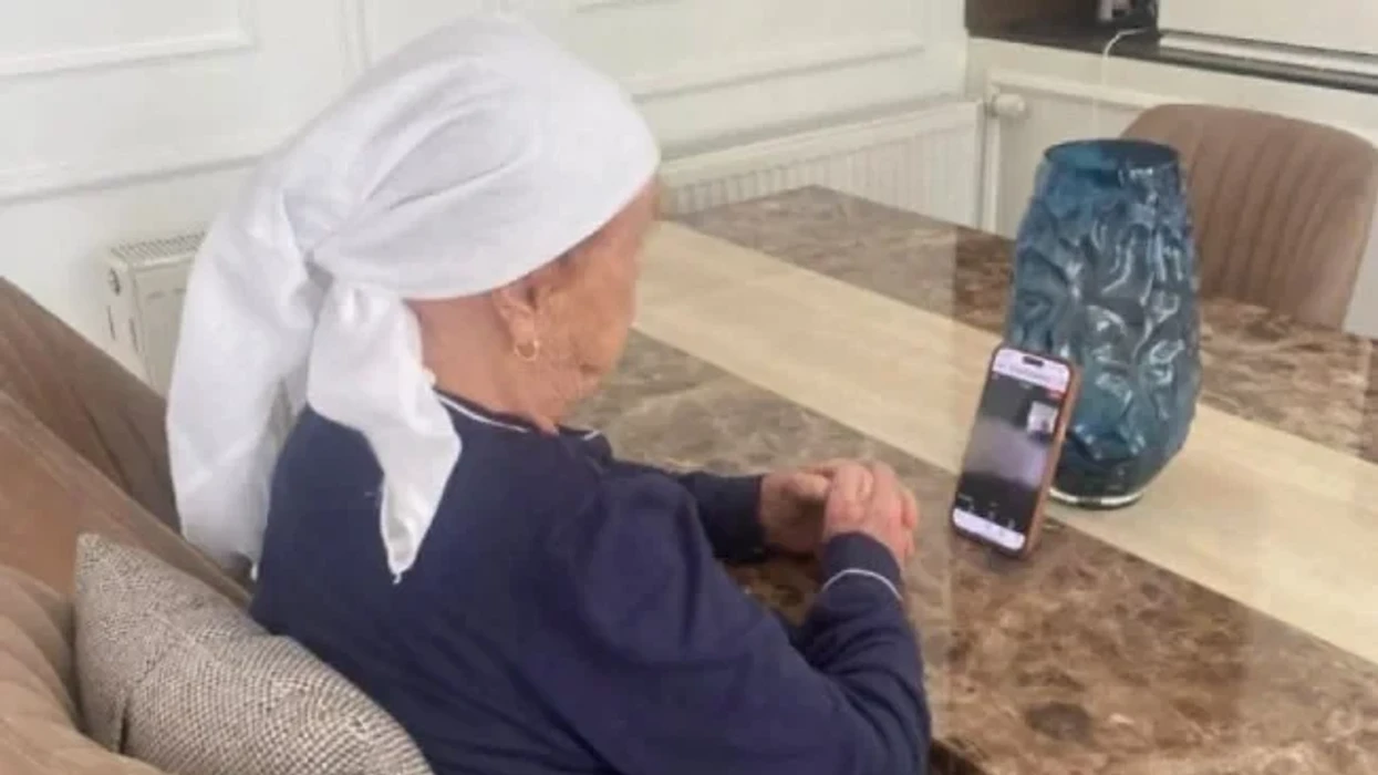 Nëna e Hashim Thaçit bisedon me ish-presidentin, ia uron ditëlindjen