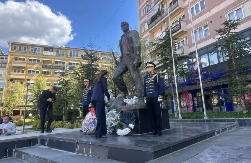 Krerët e institucioneve nderojnë dëshmorët e Kryeqytetit