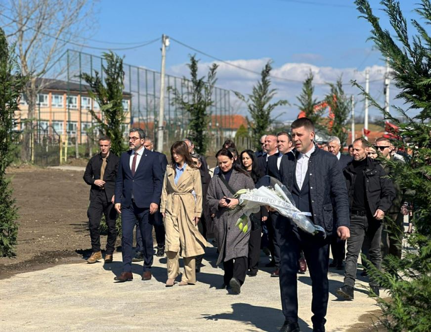 Haxhiu bën homazhe në Rezallë: Krimet e Serbisë nuk do të harrohen kurrë