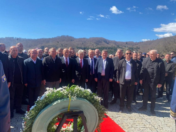 Koshare bashkon krerët shtetërorë e politikë për homazhe