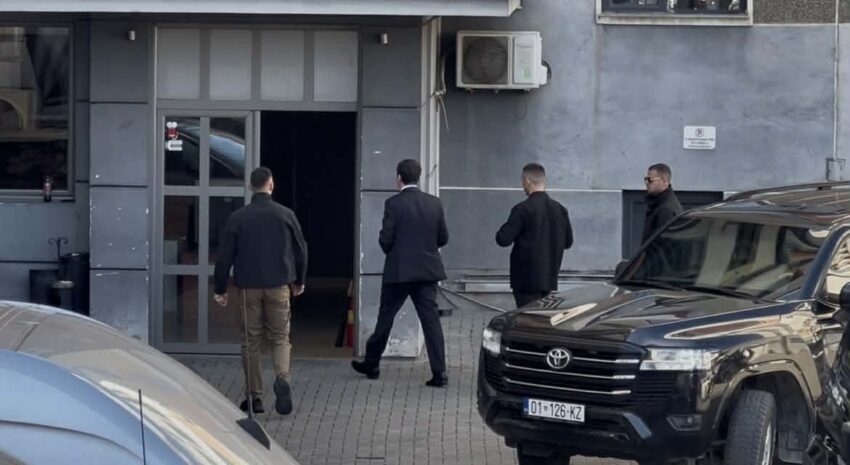 Kurti arrin në Kuvend, do të takohet me kreun e LDK-së