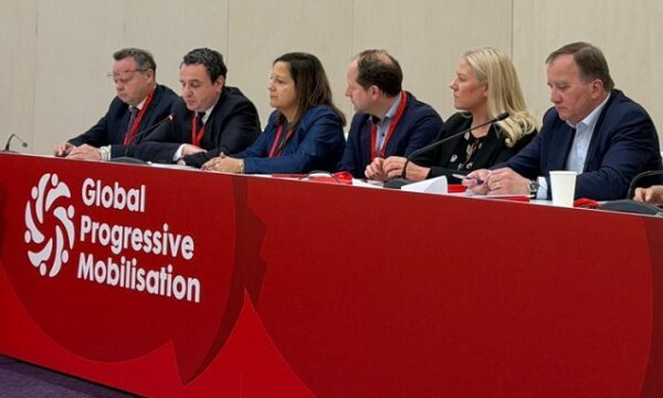 Kurti lajmërohet nga Barcelona ku është mbledhur e Majta, flet per dy “krizat ekzistenciale” me të cilat po përballet bota