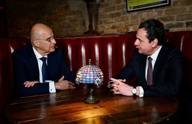 Ministri i Mbrojtjes së Greqisë në Kosovë, takohet me Kurtin