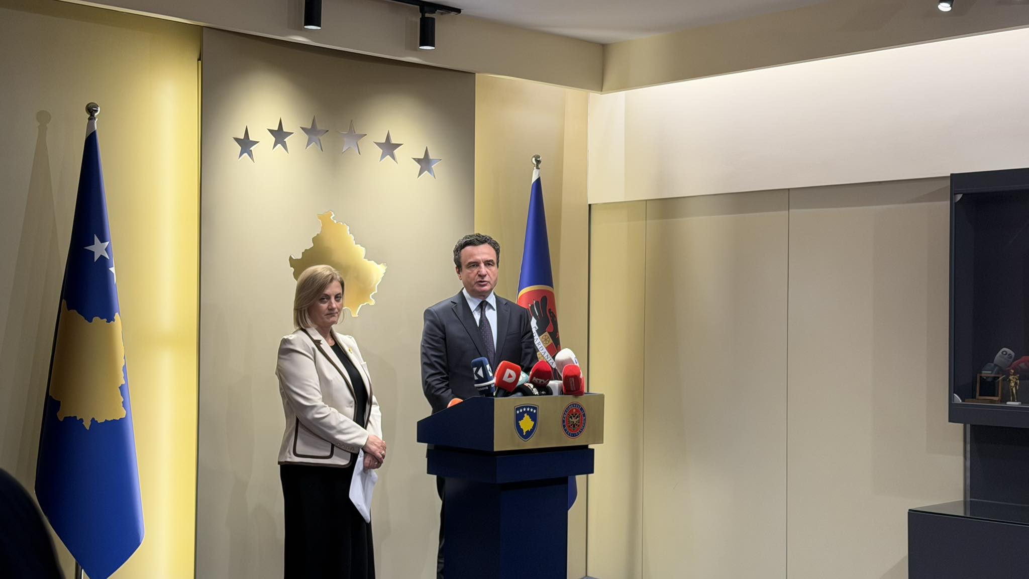 Kurti dhe Rushiti gënjyen publikisht, Ambasada Britanike mohon se ka përkrahur kandidaten e VV-së