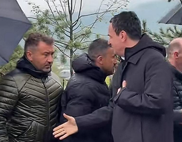 Qytetari s’ia zgjati dorën Kurtit, reagon zjarrfikësi: Mashtrues të doli fytyra – asgjë s’ke bërë për ne!