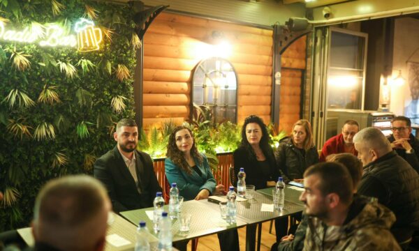 Osmani takim me qytetarët në Gjilan, në tubim merr pjesë edhe ish-deputetja e LDK-së