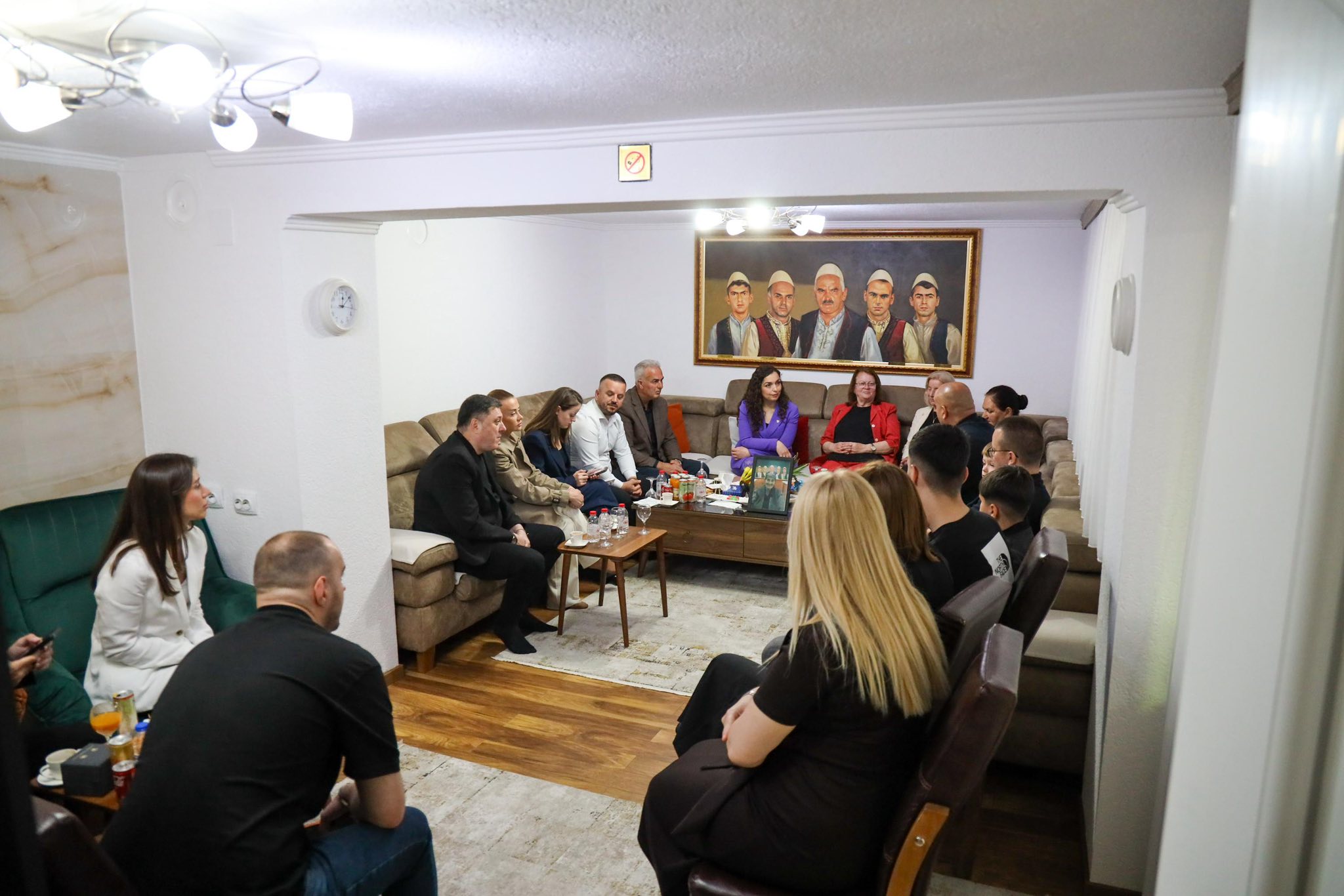 Osmani në vizitë te familja e Zejnepe Gashit: Sakrifica e tyre mbetet amanet për një shtet ku jeta mbrohet gjithmonë