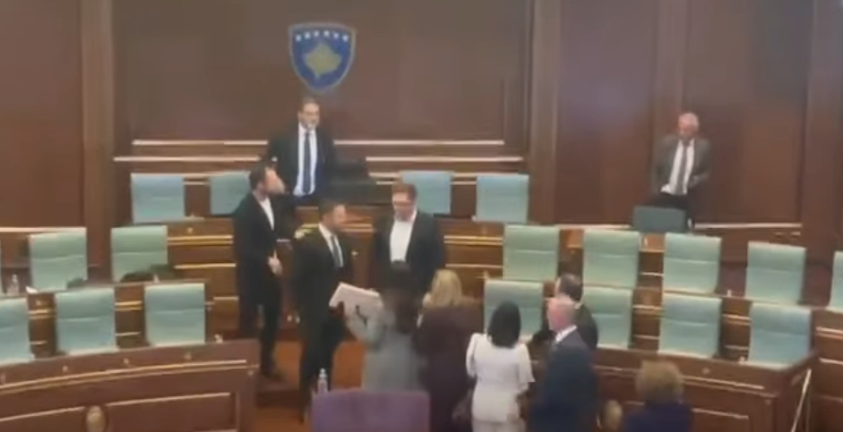 Përplasje e ashpër mes Besian Mustafës dhe Egzon Azemit gjatë pauzës