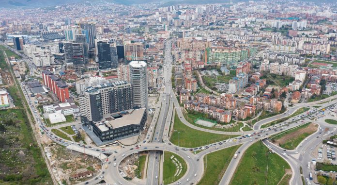 Taksa 10€ për hyrje në Prishtinë “shpatë me dy tehe”, mund të shkaktojë “luftë tarifash”