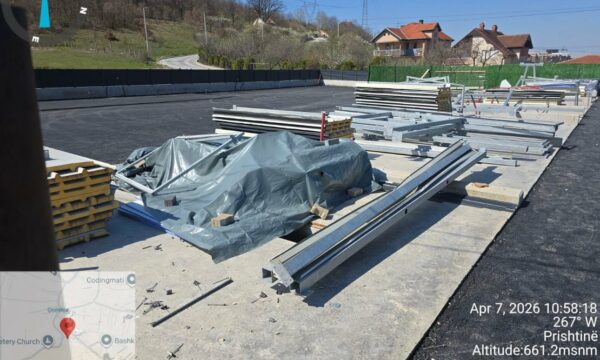 Prishtinasi e demolon vetë ndërtimin, Rama: Të gjitha ndërtimet pa leje do të rrënohen, për t’i shmangur pasojat, bëjeni vetë