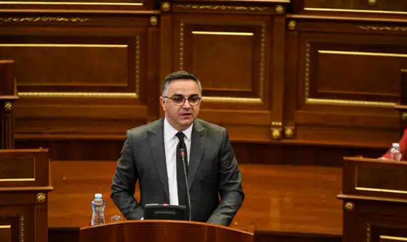 Tahiri: Këtu jemi, s’kemi në plan m’u largu