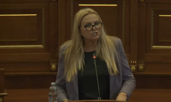 Time Kadrijaj ‘godet’ Rozeta Hajdarin: Njeri që i ka vjedhë rezervat shtetërore, del fol për korrupsion