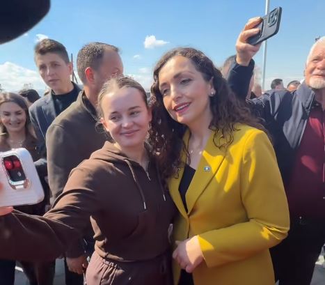 Ish-presidentja Osmani pritet me ngrohtësi nga qytetarët në Viti (PAMJE)