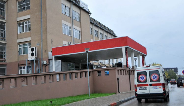 “Ra nga 5-6 metra, lëndimet janë serioze”, flasin nga QKUK për gjendjen e 27 vjeçarit që ra nga kulmi në Ferizaj