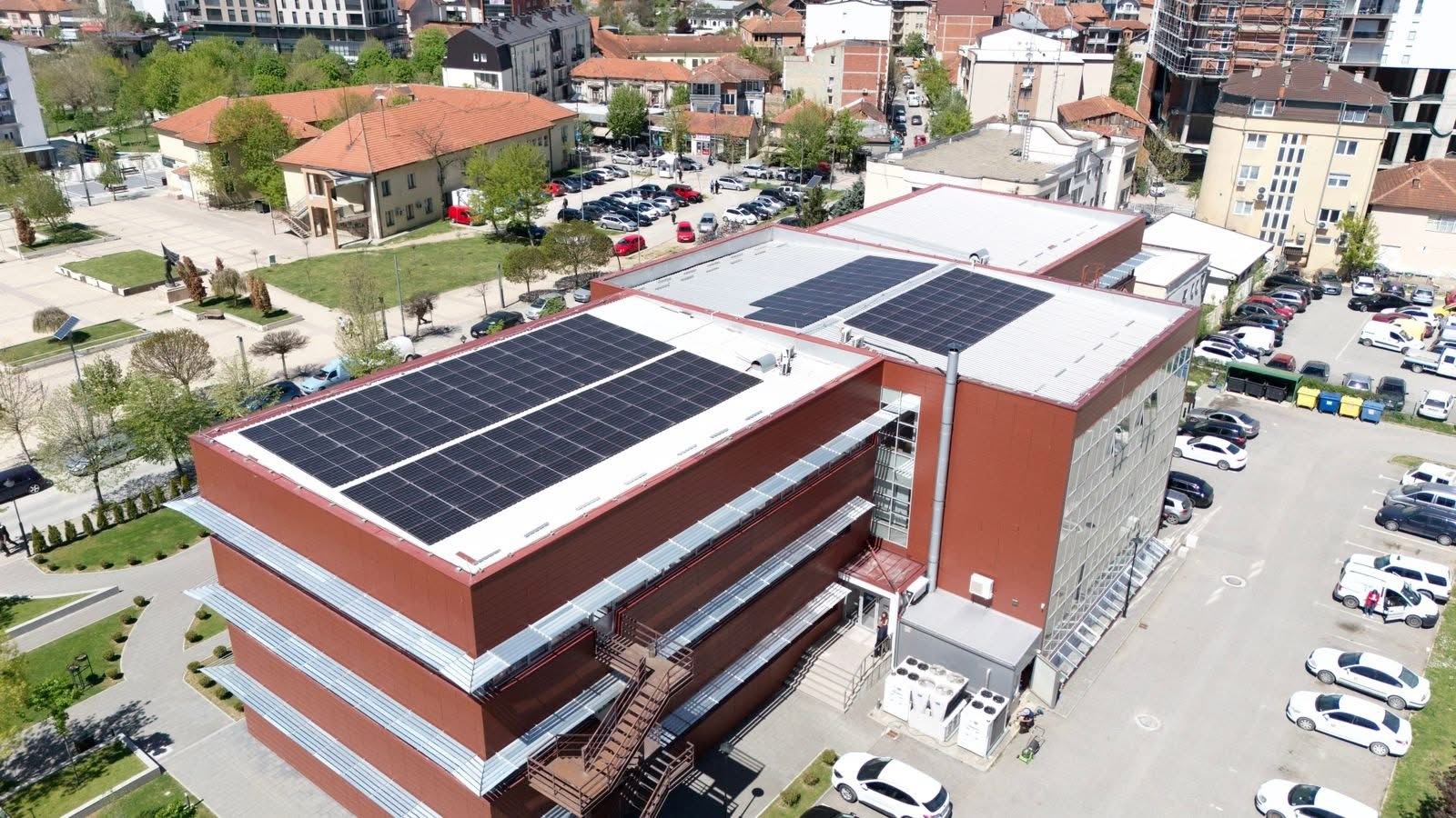 Komuna e Podujevës përfiton donacion për panele solare nga “Kos Energy L.L.C.”