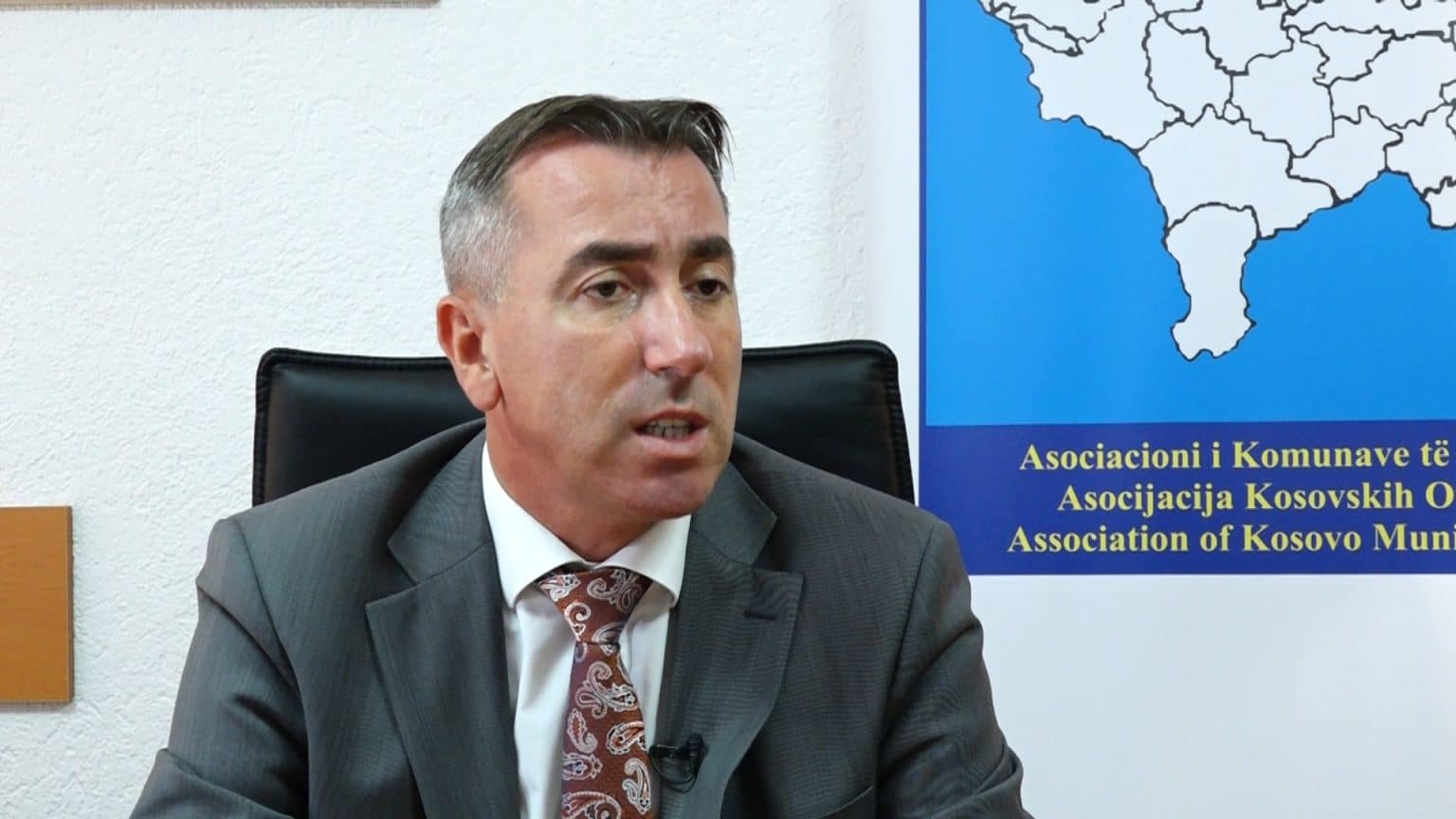 AKK: Ministria e Financave po fundos buxhetet e komunave e po ndëshkon qytetarët edhe përmes tatimit në pronë
