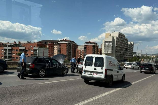 Aksident mes tri automjetesh në Veternik, policia në vendngjarje