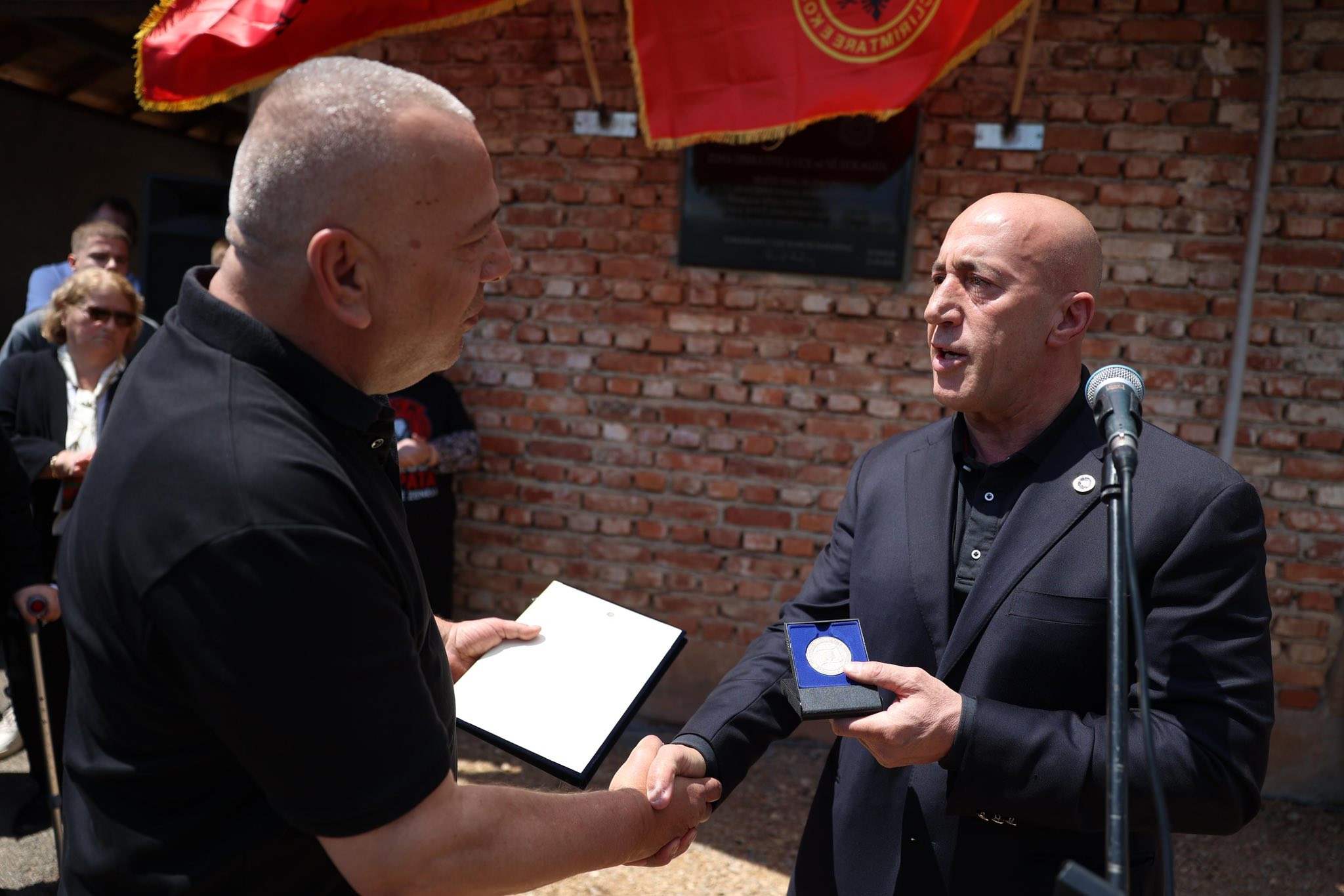 Haradinaj zbulon pllakën përkujtimore të Heroit Myrtë Zeneli në Zllapek: Sakrifica për liri nuk harrohet