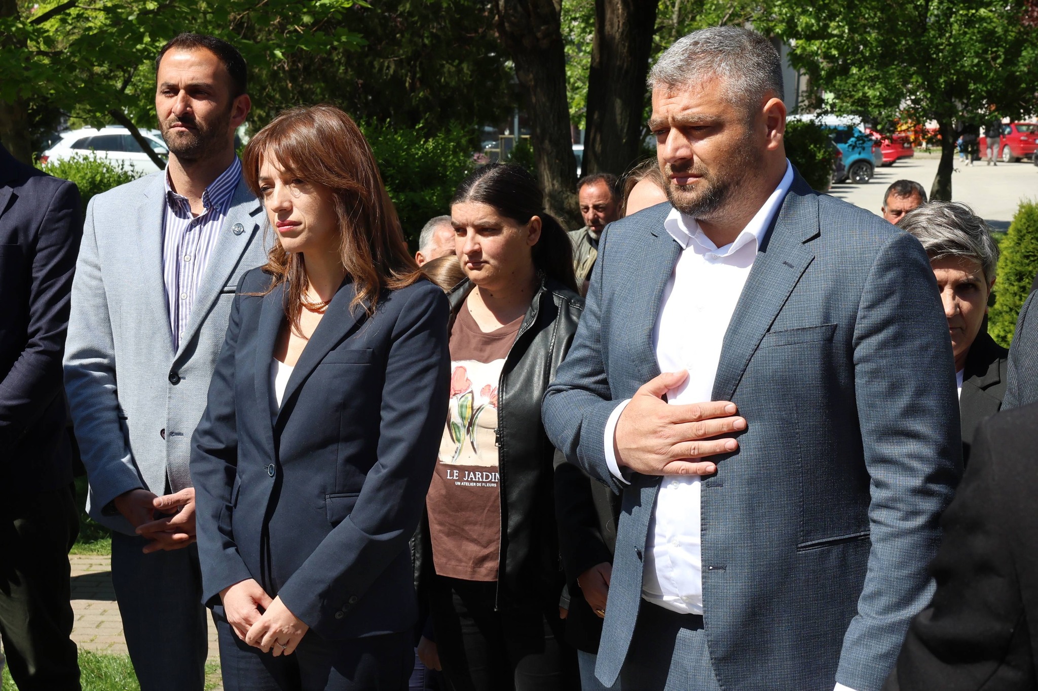 Haxhiu dhe Hoti nderojnë heroin Besim Ndrecaj