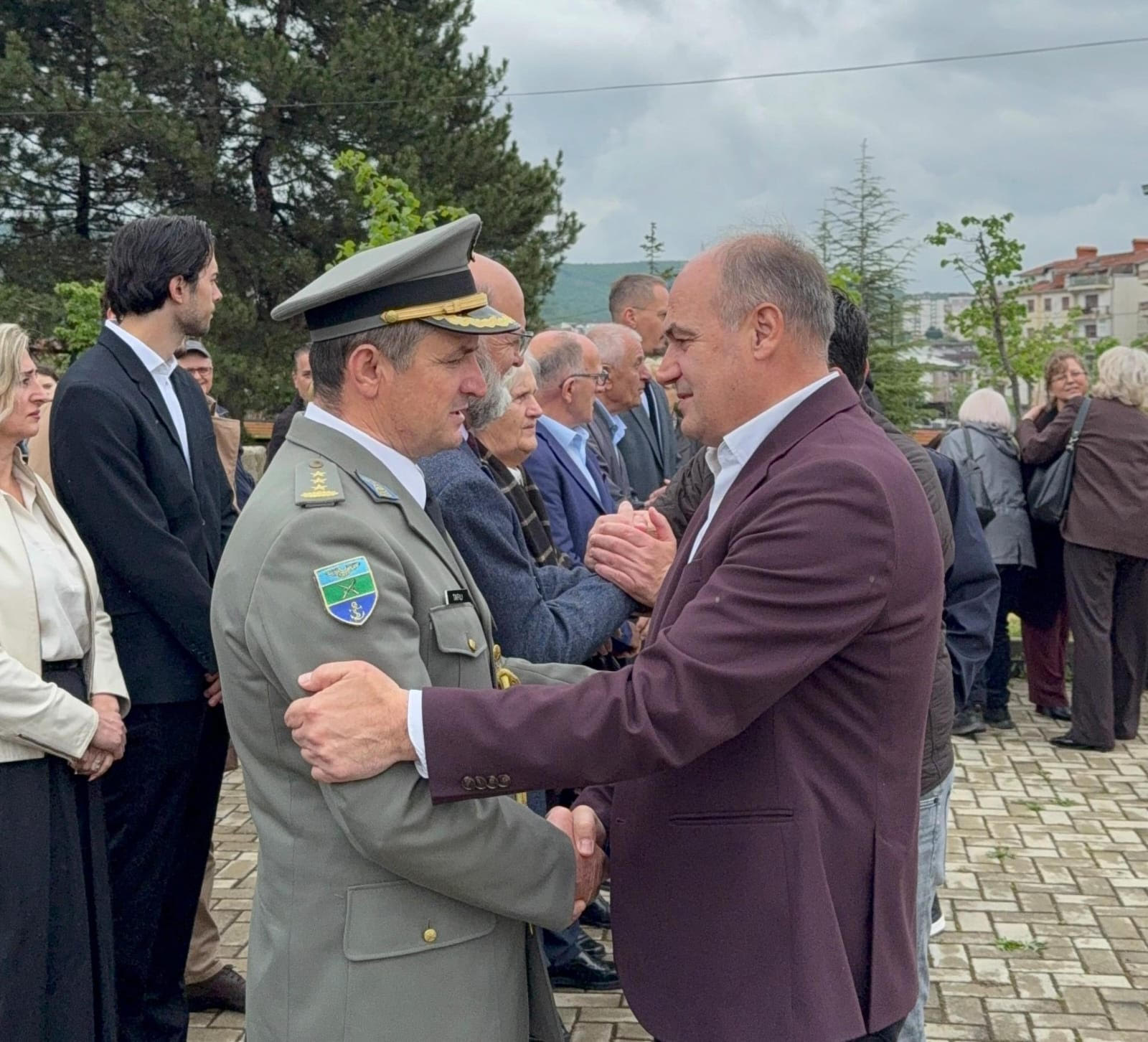 Pranë varrit të Ilir Konushevcit dhe Hazir Malajt, Hoxhaj: Liria ka pasur çmim të madh