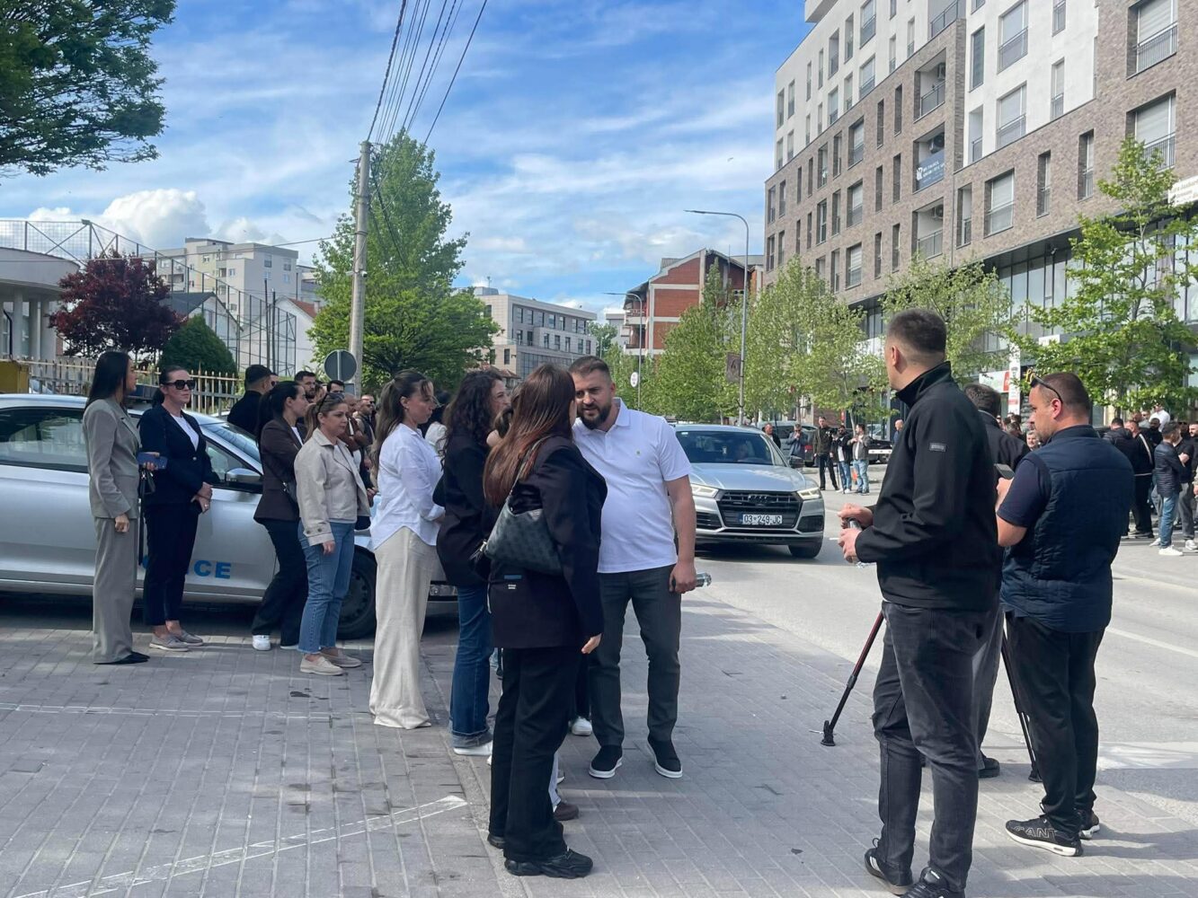 Mërgim Lushtaku dhe dhjetëra qytetarë grumbullohen para Policisë në Skenderaj