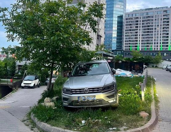 Komuna e Prishtinës e patolerueshme për parkuesit në hapësira të gjelbëruara