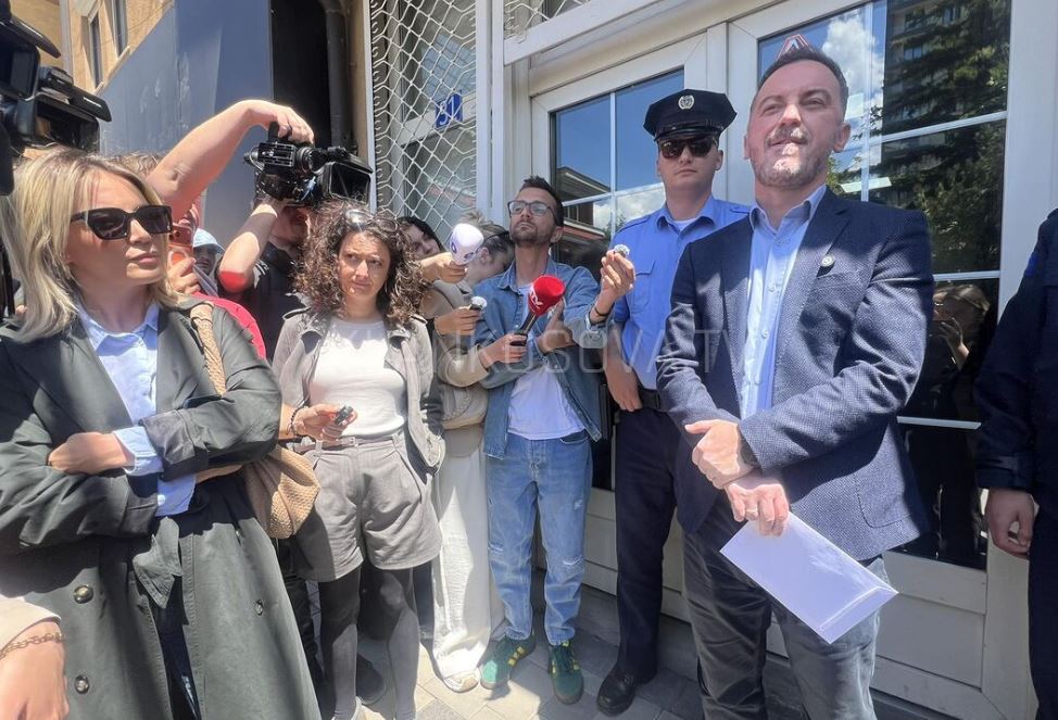 PSD “rikthehet” te VV-ja, ia dorëzon ftesën për debat