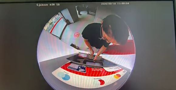 Shpërdoroi një shumë parash nga bankomati, policia kërkon ndihmë për identifikimin e të dyshuarit