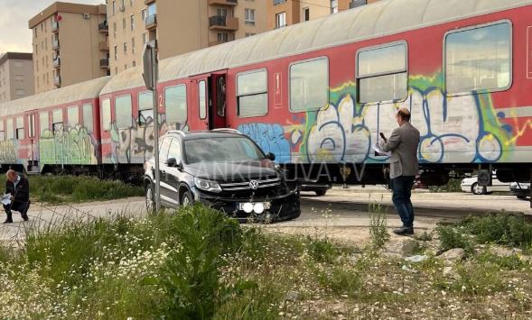 Aksident në Fushë-Kosovë, treni godet një veturë