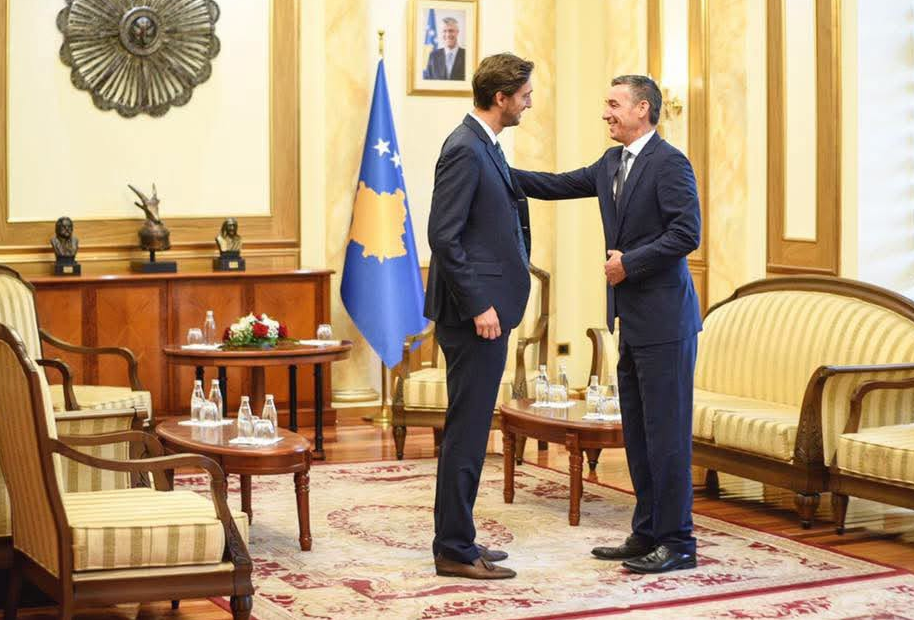 Ismaili uron Kadri Veselin për ditëlindje: Shpersoj që vera do të të sjellë sërish pranë familjes dhe Kosovës