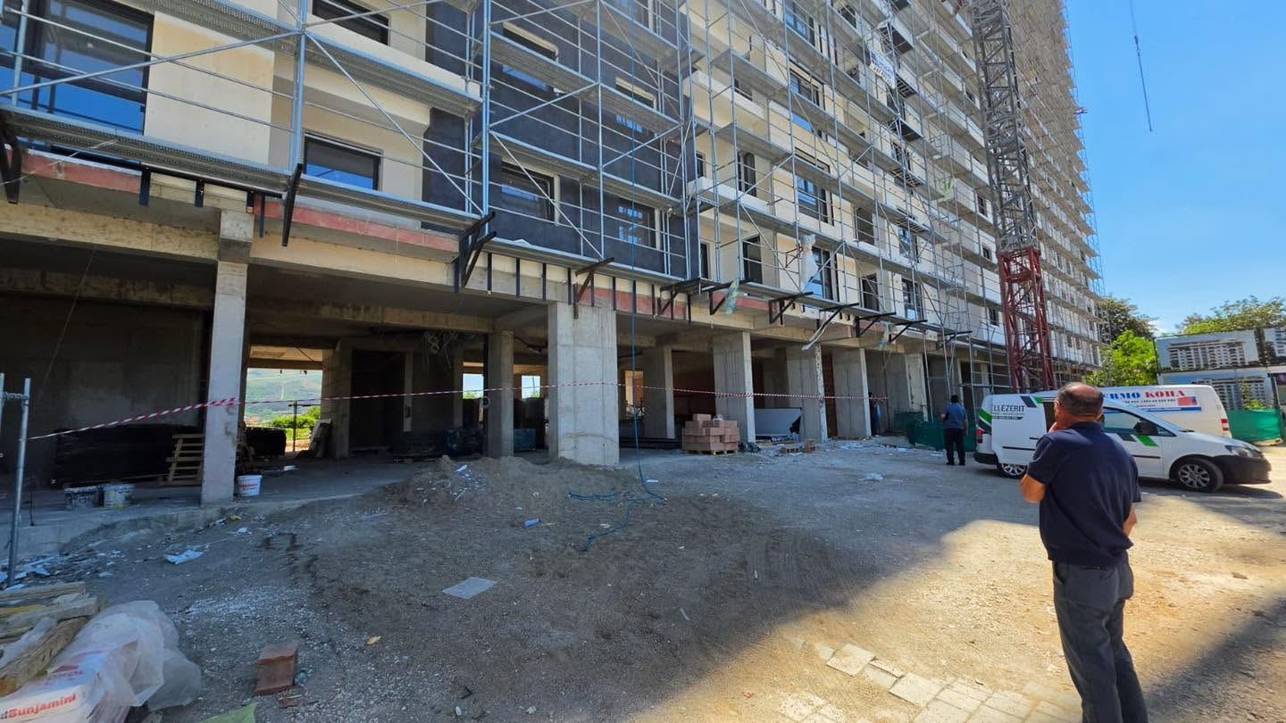 Komuna e Mitrovicës ndalon punimet pa leje, inspektorët vendosin shiritat