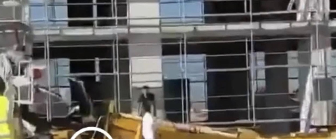 Humb jetën punëtori në Prizren, rrëzohet vinçi në punishte (Pamje)