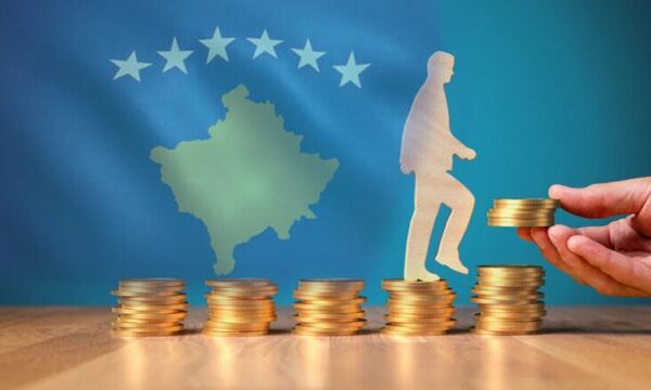 Raporti i OEK: Kosova me pagat më të ulëta në Ballkan, qytetarët vazhdojnë ta ndjejnë shtrenjtimin