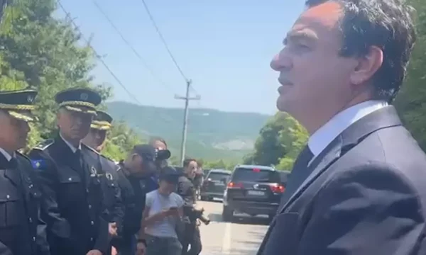 Kurti nga vendi ku është vrarë polici Enver Zymeri: Drejtësia do të veprojë, asnjë kriminel s’do të mbijetojë pa u ndëshkuar