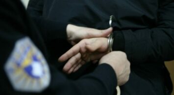 Policia arreston një person, konfiskohet arma e zjarrit
