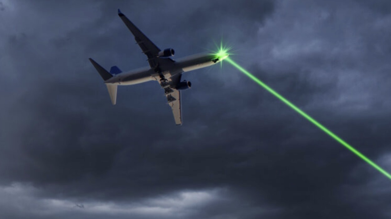 Sulmohen me rreze laseri aeroplanët mbi Lipjan, nisin hetimet