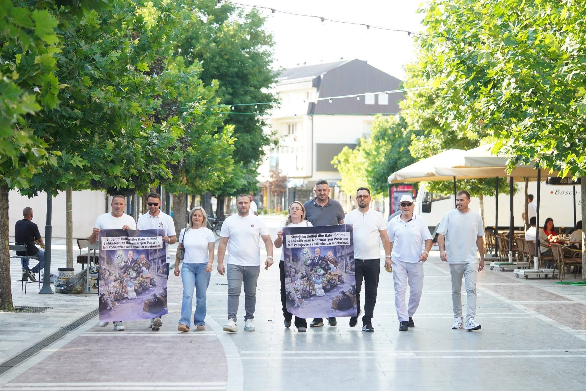 LDK në Podujevë aksion simbolik për gjendjen me mbeturinat, kërkon përgjegjësi nga pushteti komunal