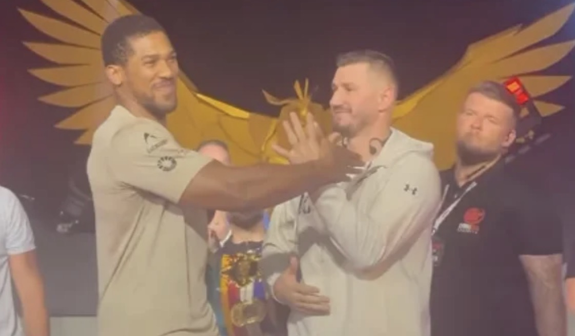Joshua surprizon në përballjen me Prengën, bën simbolin e shqiponjës me boksierin shqiptar