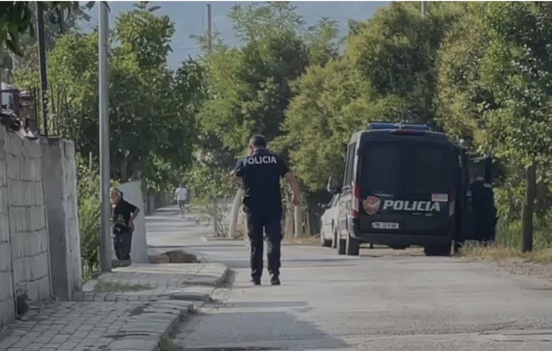 E rëndë në Fier/ Burri vret ish-vjehrrin dhe merr peng ish-bashkëshorten, policia i vihet pas